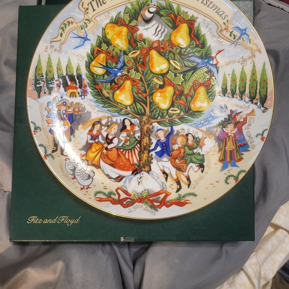 Fitz and Floyd Twelve Days of Christmas Plate with Gold and Green Accents - Picture 5 of 7